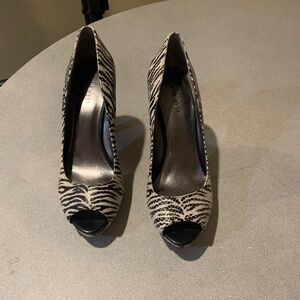 NWOB Nine West Black/White Zebra Stripe Platform Pumps sz 8.5 M